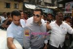Salman Khan at Milind Deora_s computer institute donation i Byculla on 18th Oct 2010 (3).JPG